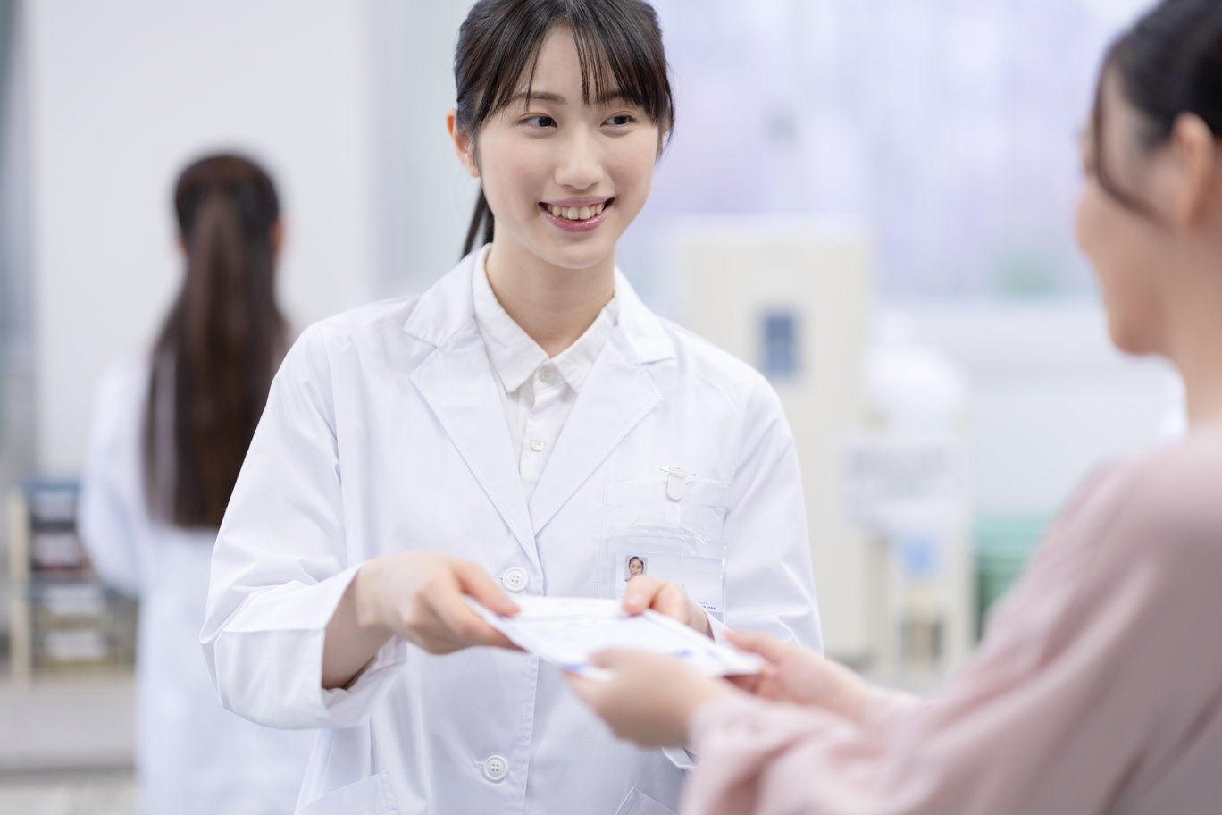 薬を渡す薬剤師