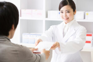薬を渡す薬剤師